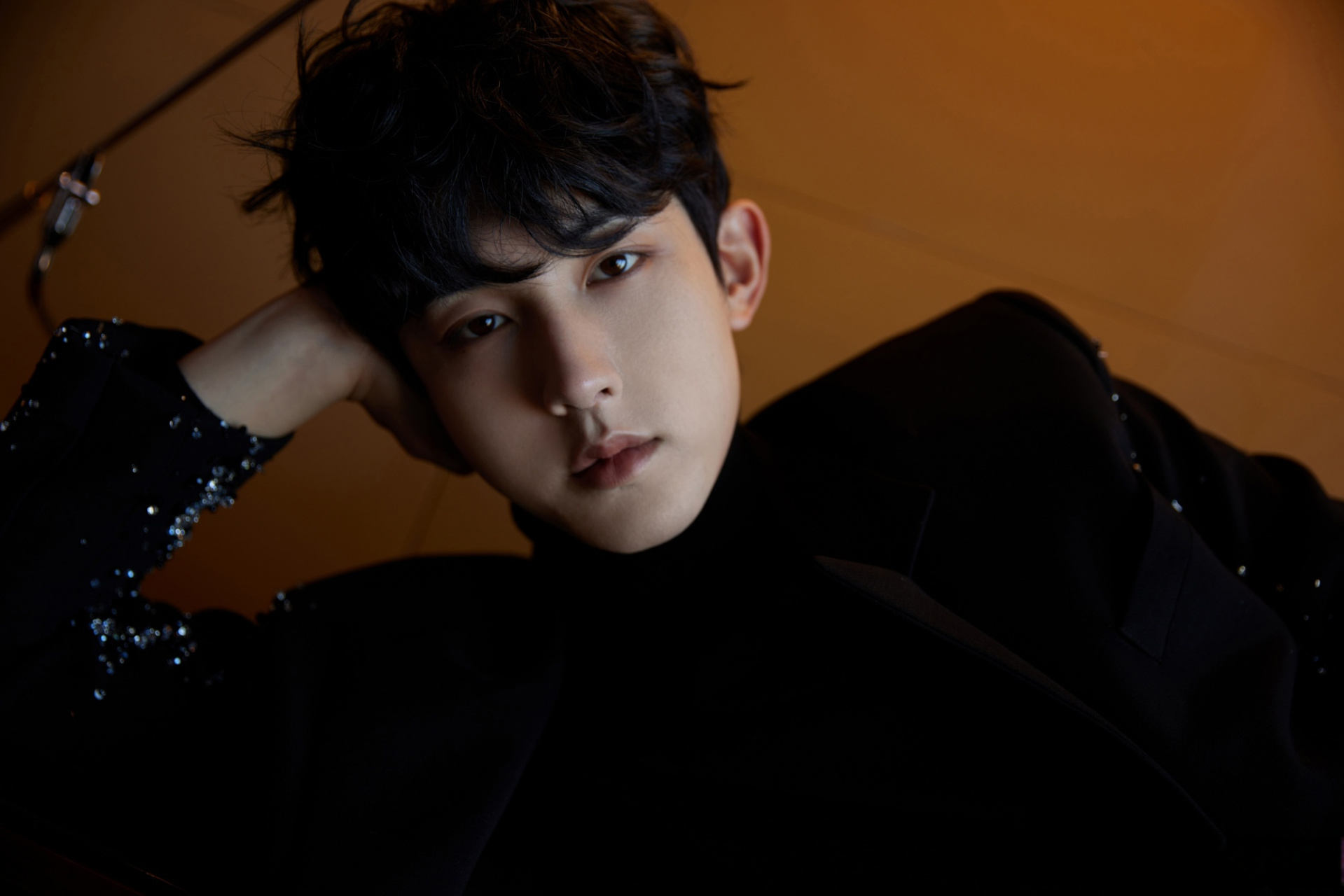 #郭俊辰卷毛好可爱# 今天是大帅哥郭俊辰_fiction 啊!黑色西服勾勒修