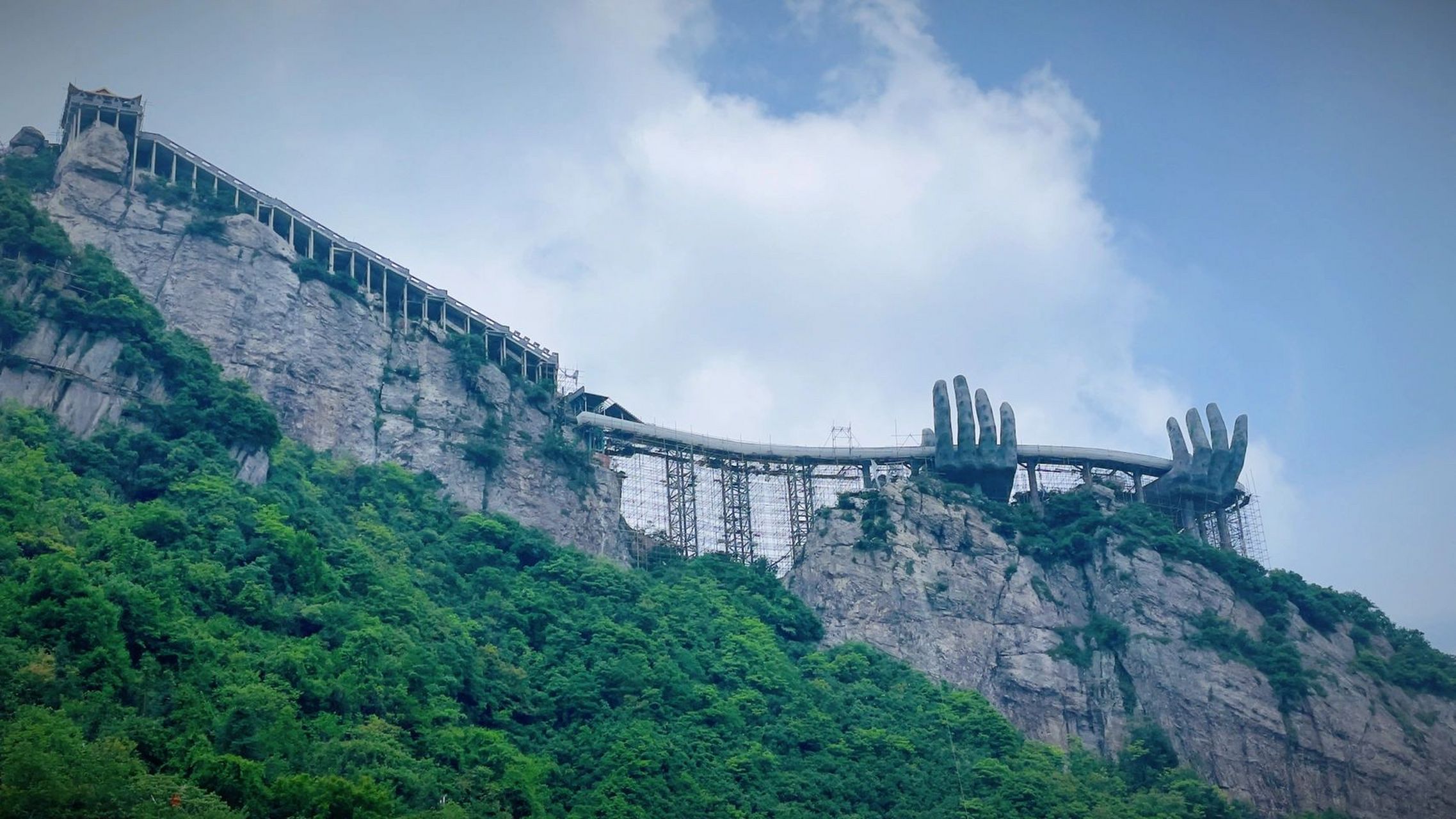 马岭天观 马岭天观佛手桥:一双巨大的手由山中伸出,托起一座金色的桥