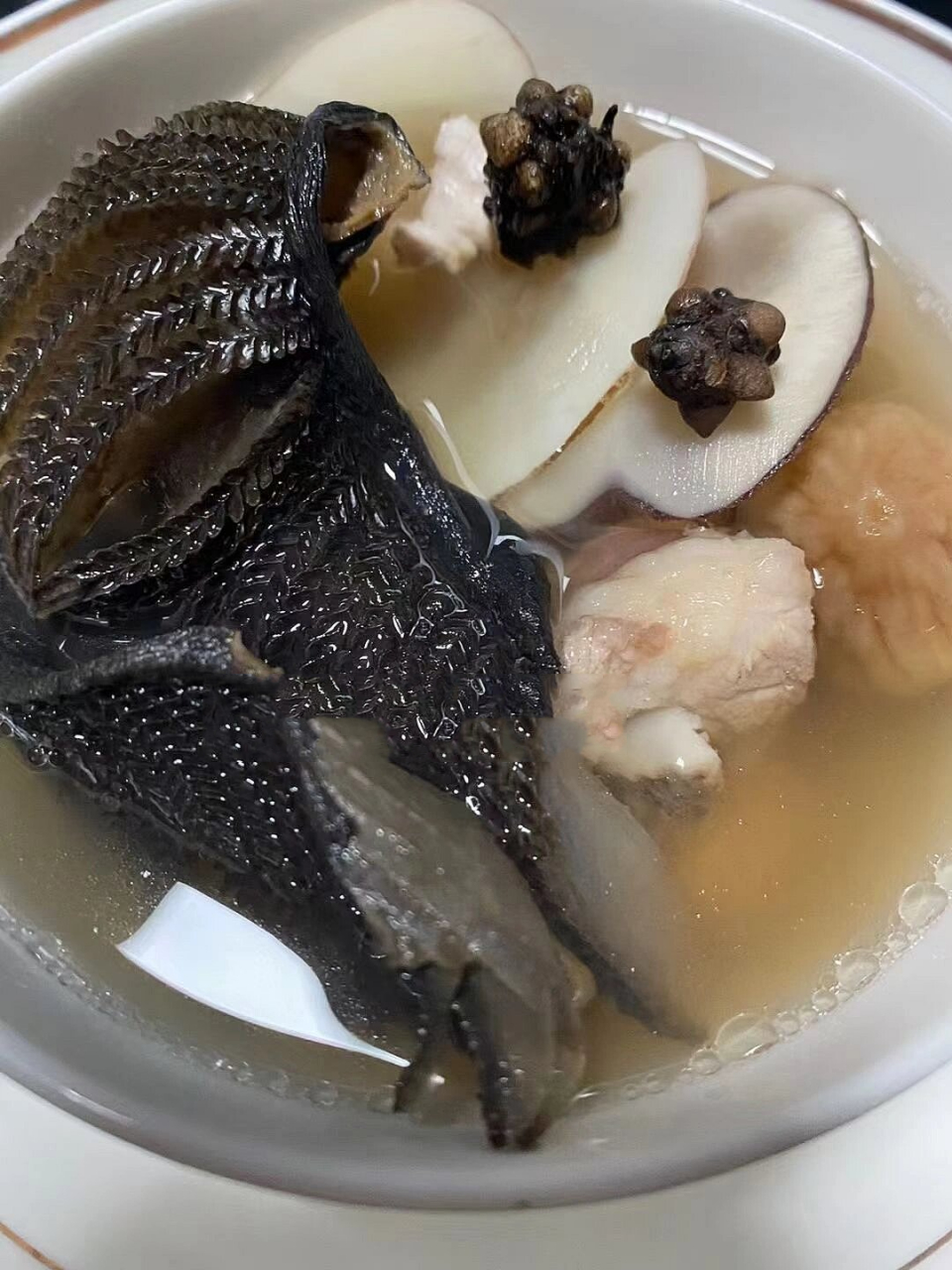 膨鱼腮猫爪草汤 食材清单 猫爪草 30-40克 , 膨鱼腮 25-30克 , 瘦肉