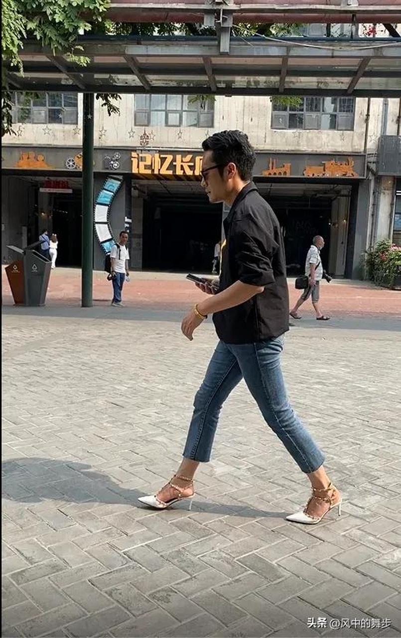 女人穿高跟鞋,在常人看来是正常的,但男人穿高跟鞋就是另类,是与众不