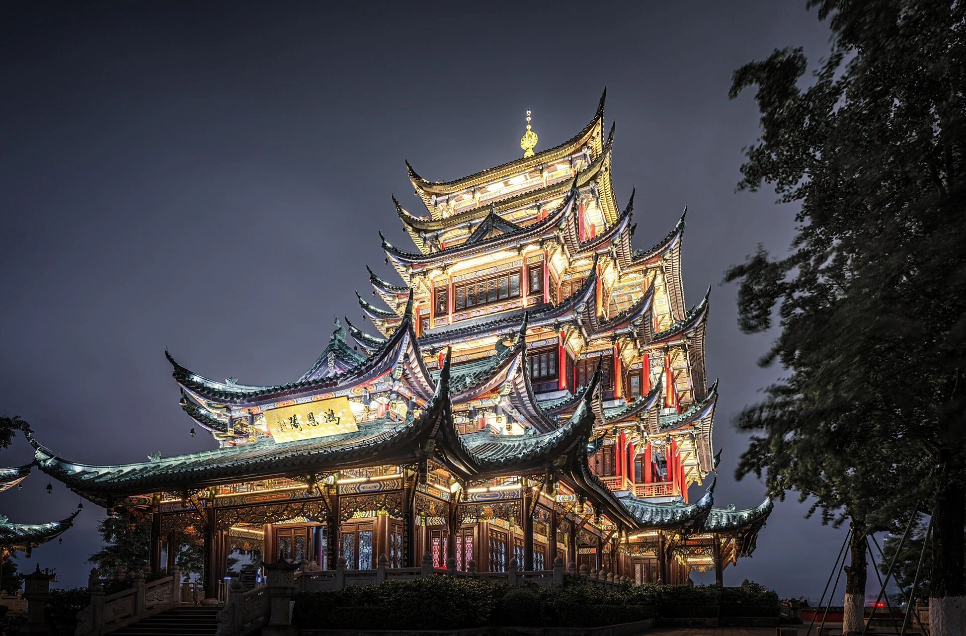 重庆打卡 | 鸿恩阁壮丽多彩夜景 在重庆的最后一天,我们去了我最想要