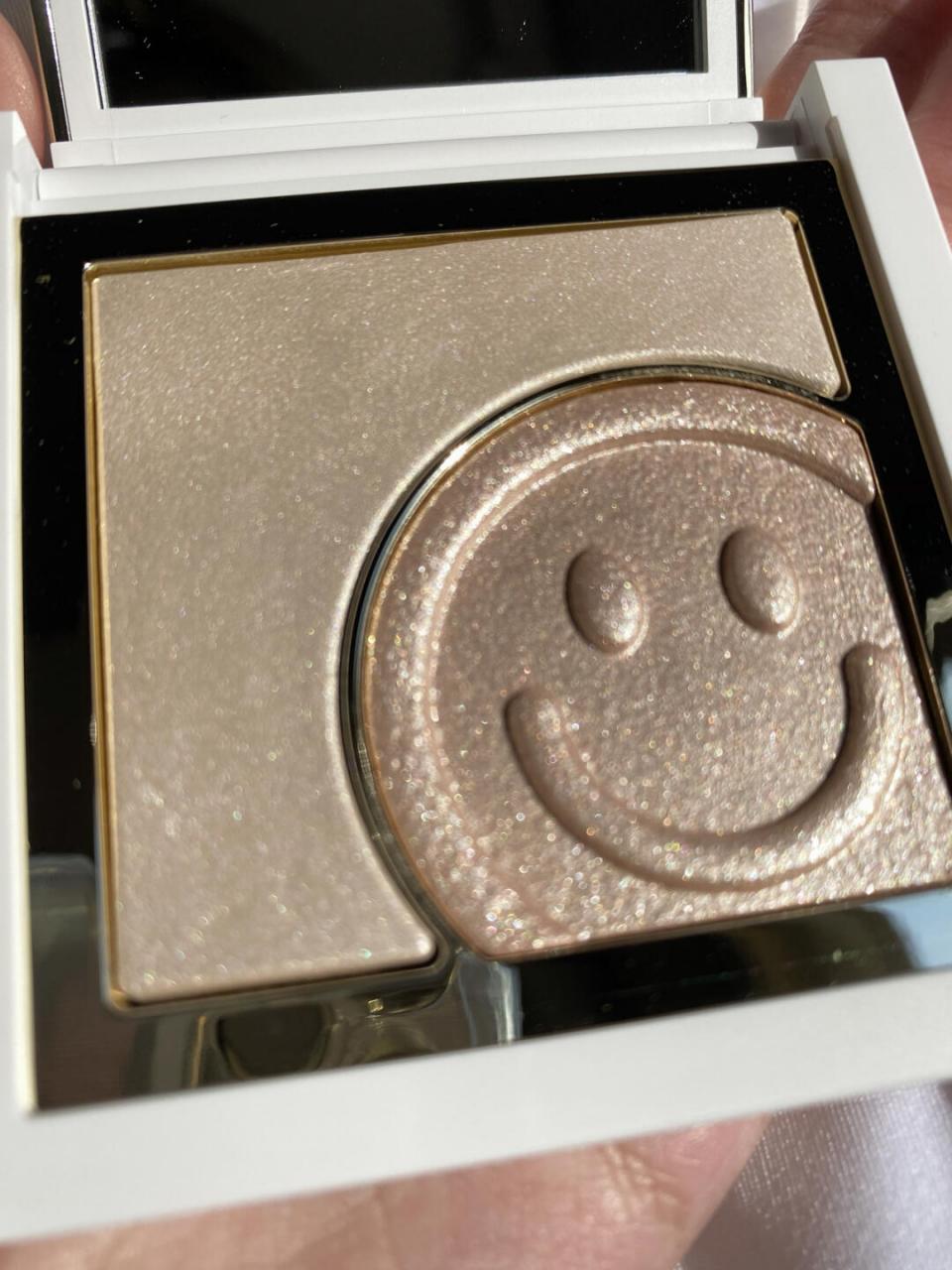 精致妆容的前提就是涂高光 今天po的是小奥汀的笑脸高光 有一天出门