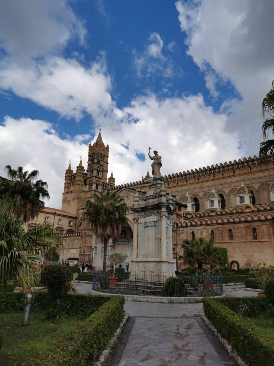 巴勒莫的主教大教堂也是来到这个城市必参观的景点,碰巧我们来的当天