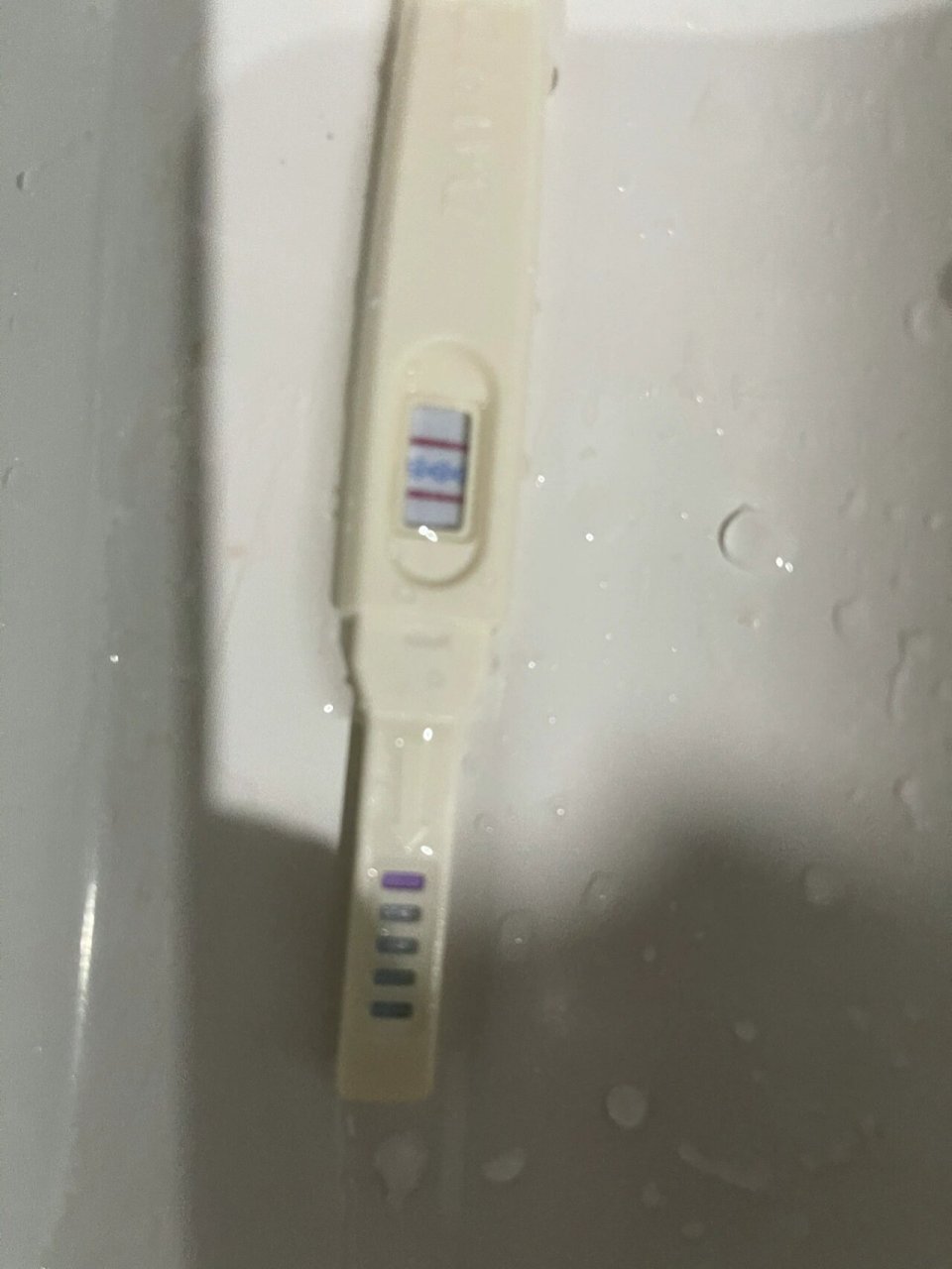 验孕棒 图一大卫 图二三药店买的啥牌子也没留心看 图一测出来两条很