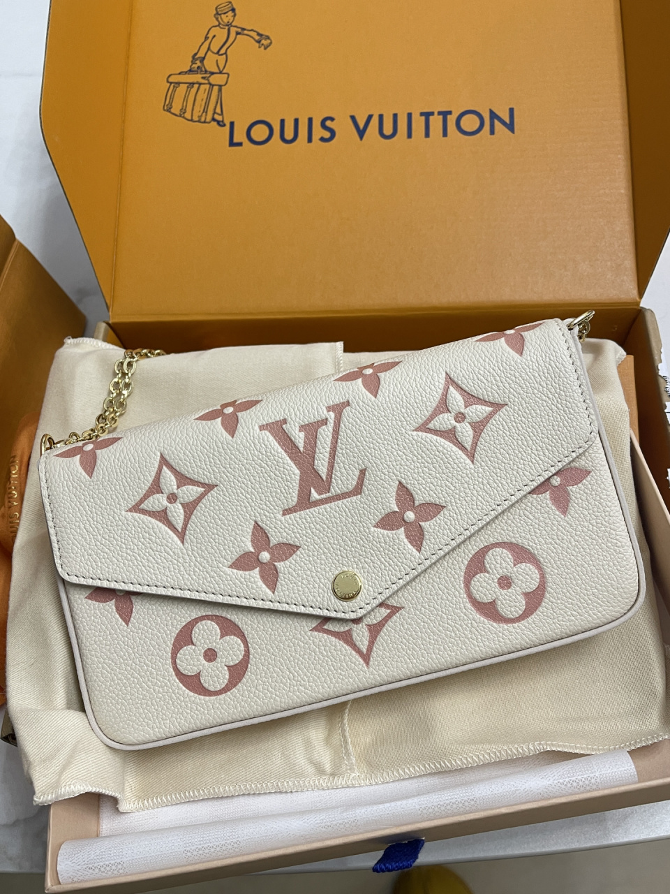 lv三合一草莓牛奶 小程序12号下单25号收货 好温柔好可爱的配色,喜欢!