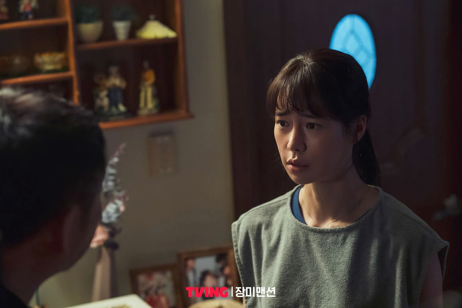 林智妍# 主演tving原创新剧《#玫瑰公寓#》公开剧照  该剧讲述为了