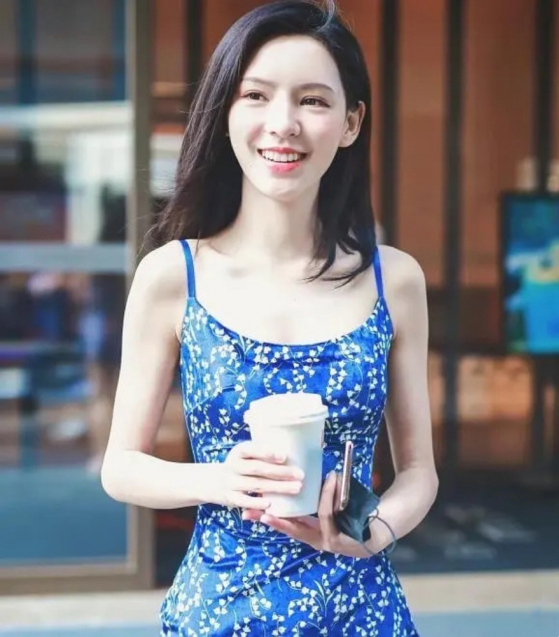 张予曦脸型长得很奇怪,像只鸟,很尖锐的感觉.