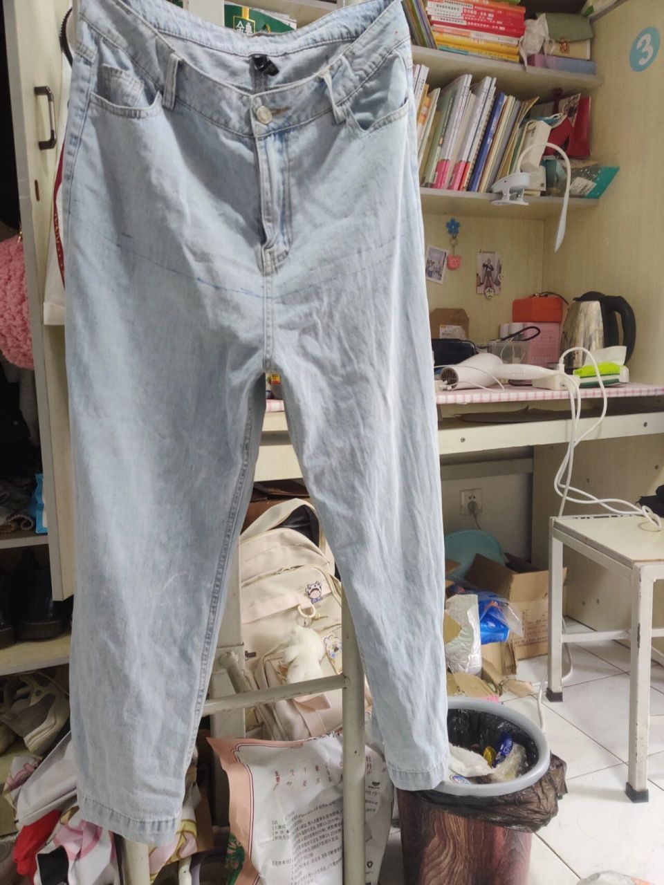 牛仔裤改牛仔裙 首先先选一个不要的牛仔裤,用尺子量裤腰到拉链部分