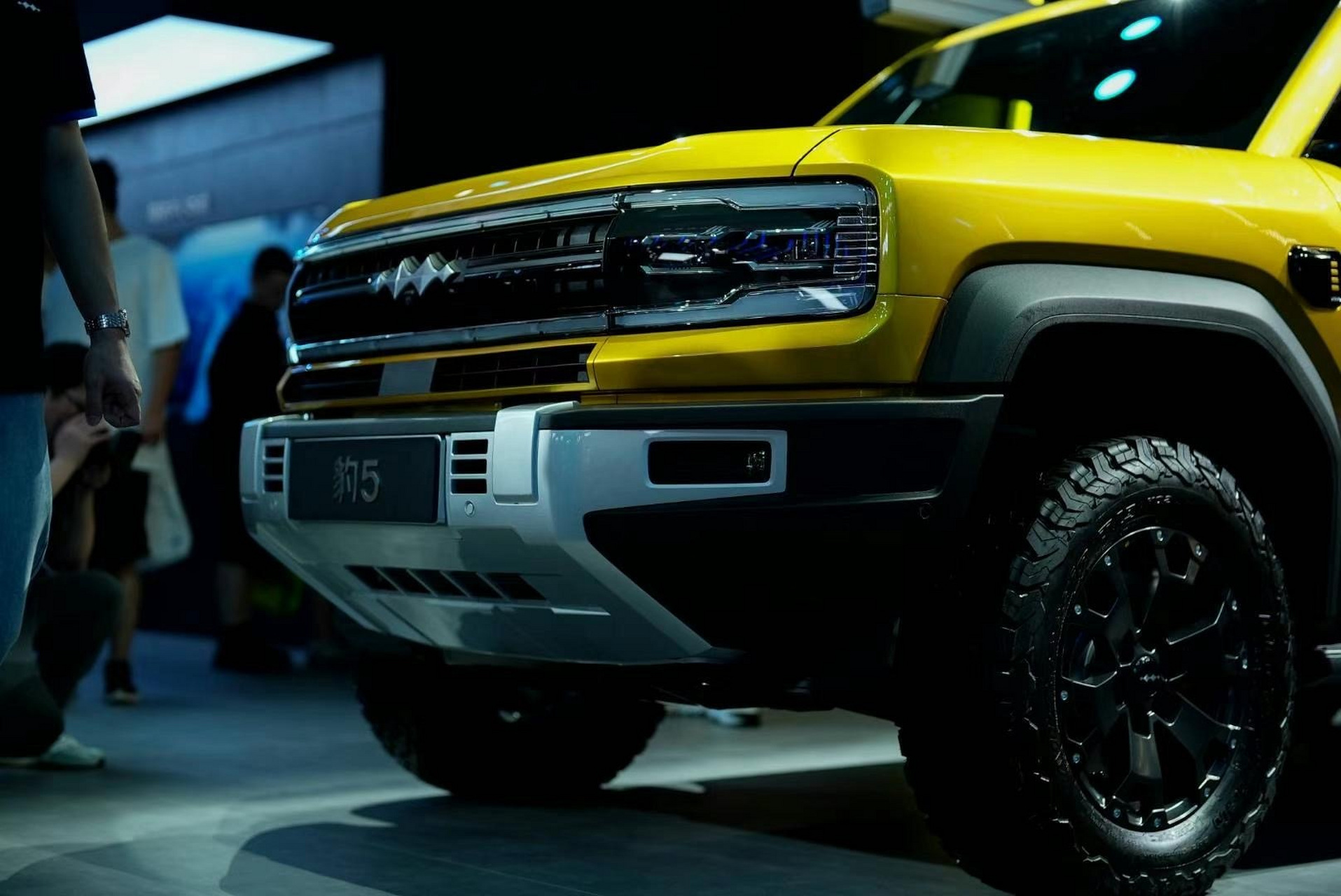 成都车展上的比亚迪方程豹5,别说,这种略带复古的方盒子造型,我挺喜欢