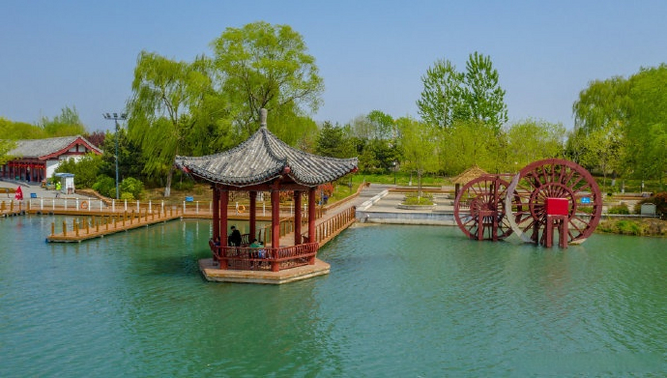 好景山东# #不负好春光# 章丘绣江河公园,山水绿树,园内的亭台楼阁