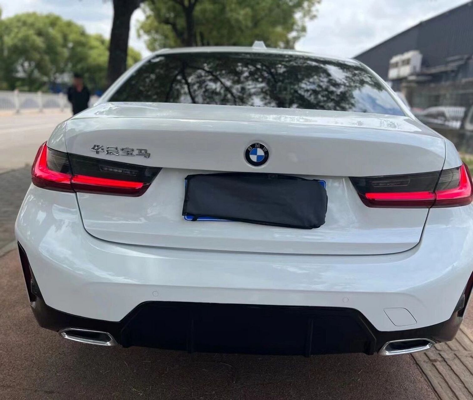 8万  2023年差几天最新款宝马325li 仅需29.8万 两千公里