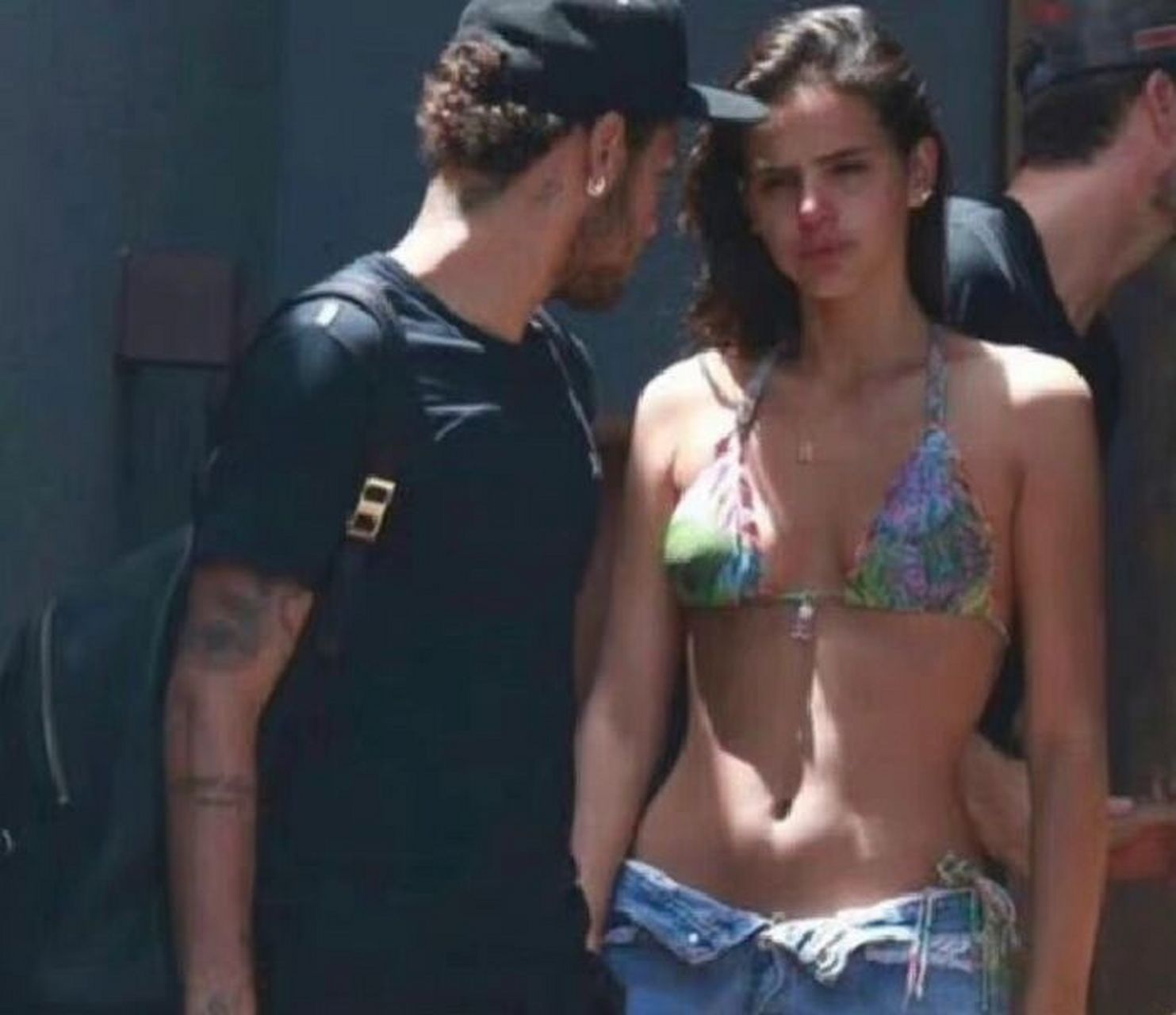 内马尔和布鲁娜告别 18年初刚和好时内马尔要回巴黎,两个人要开始异地