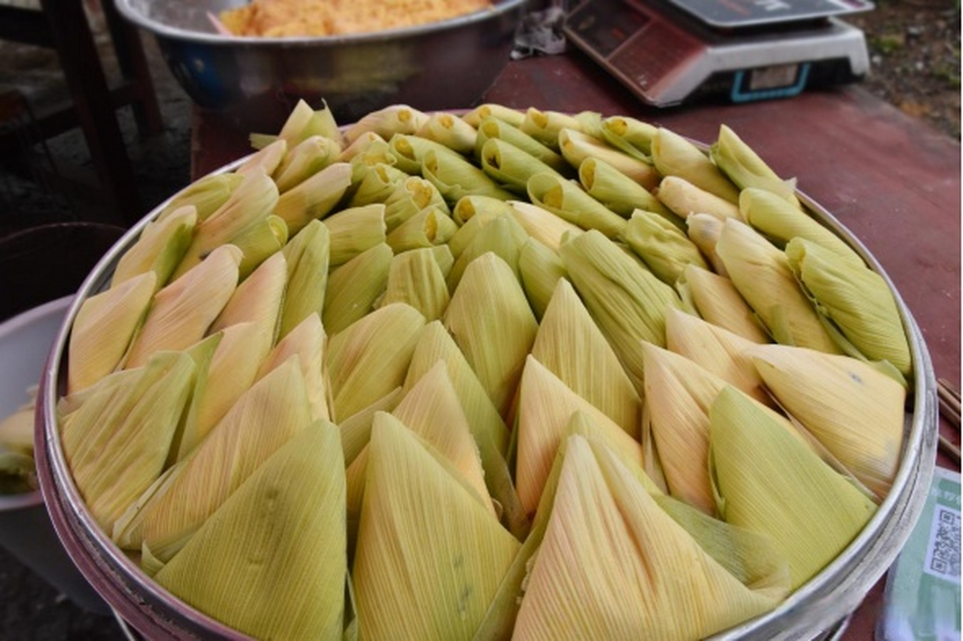 美食说 腾冲的雨季,是玉米成熟的季节,这时做出的玉米粑粑最好吃.