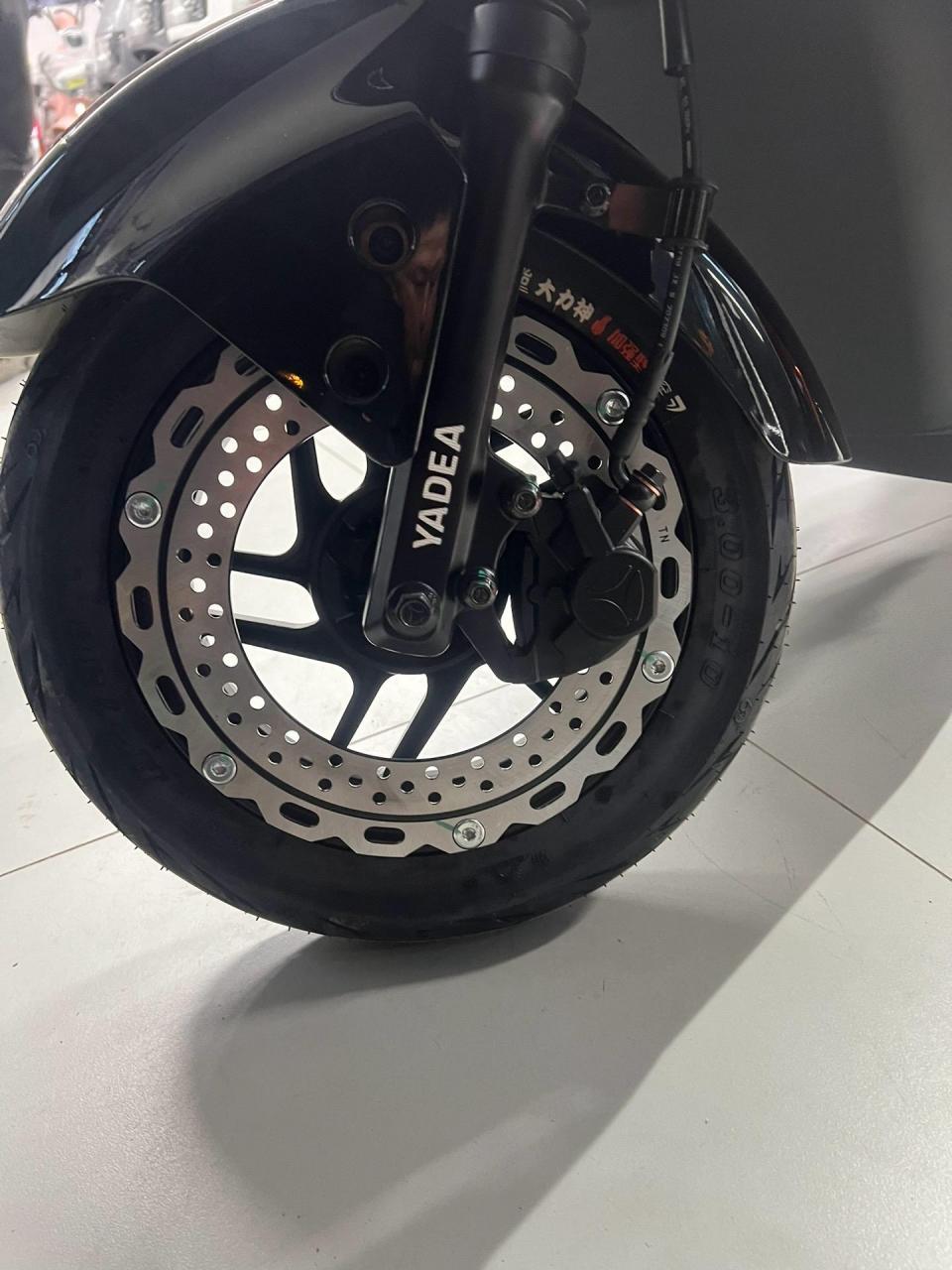 ttfar1200w电机,6块23安石墨烯电池,前后双碟刹,无钥匙开启电源.