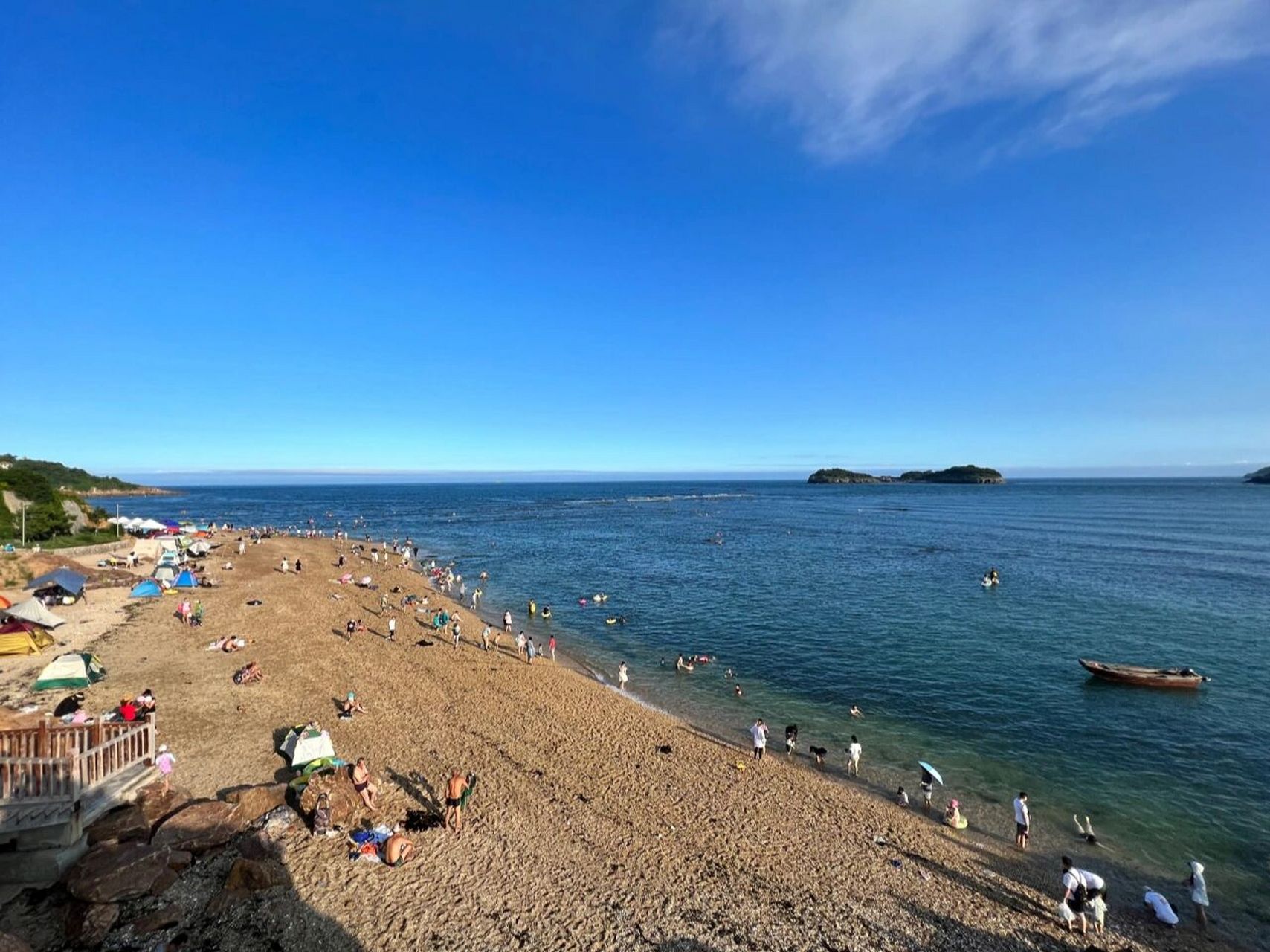 推荐给来大连旅游的各位,免费的海边浴场,付家庄的人气应该是最高的