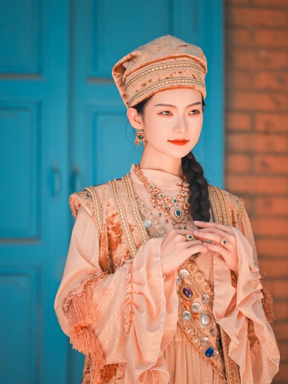 96塔塔尔族简介: 塔塔尔族聚居于新疆的伊宁,塔城,乌鲁木齐,布尔津