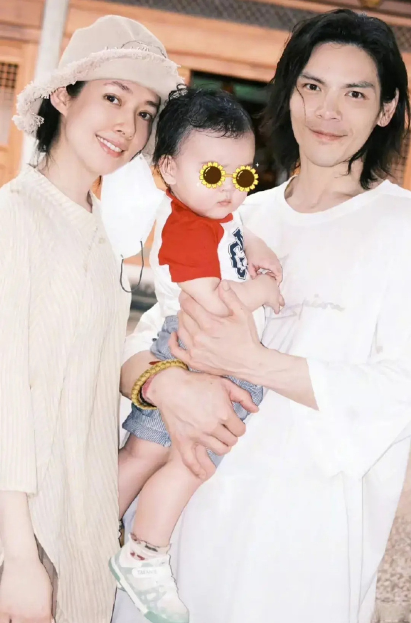 郭碧婷二胎儿子正脸照也太像爸爸了,宝宝鼻孔大,双下巴,侧脸和向佐