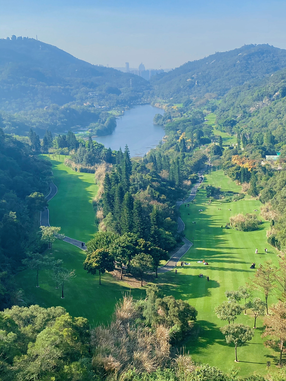 上李水库这一段健康步道真的太适合踏青了 03:步道上去,一边是水库