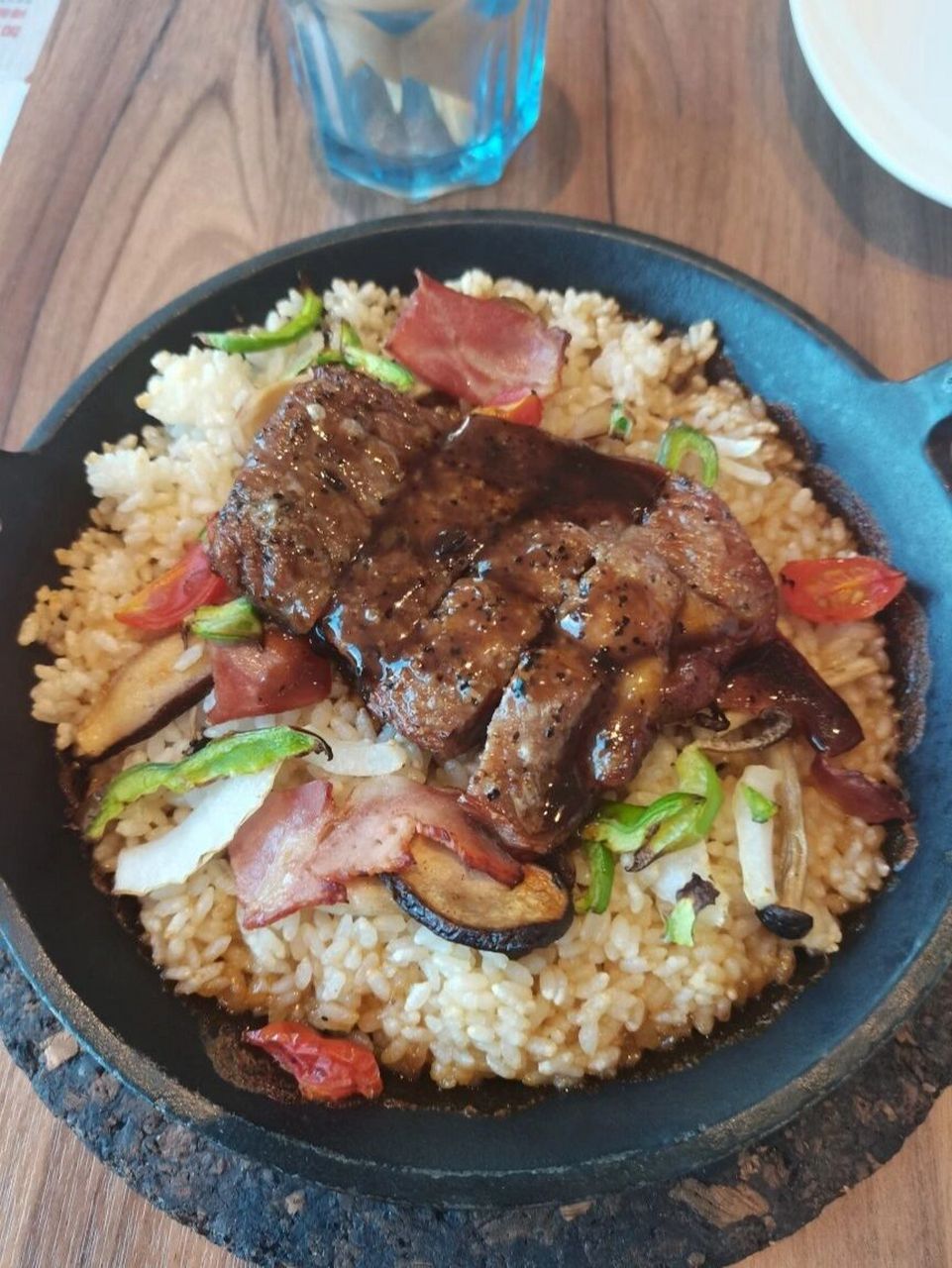 必胜客炙烤西冷牛排铁锅饭 59r 饭不是特别多,味道还是挺浓郁的,里面