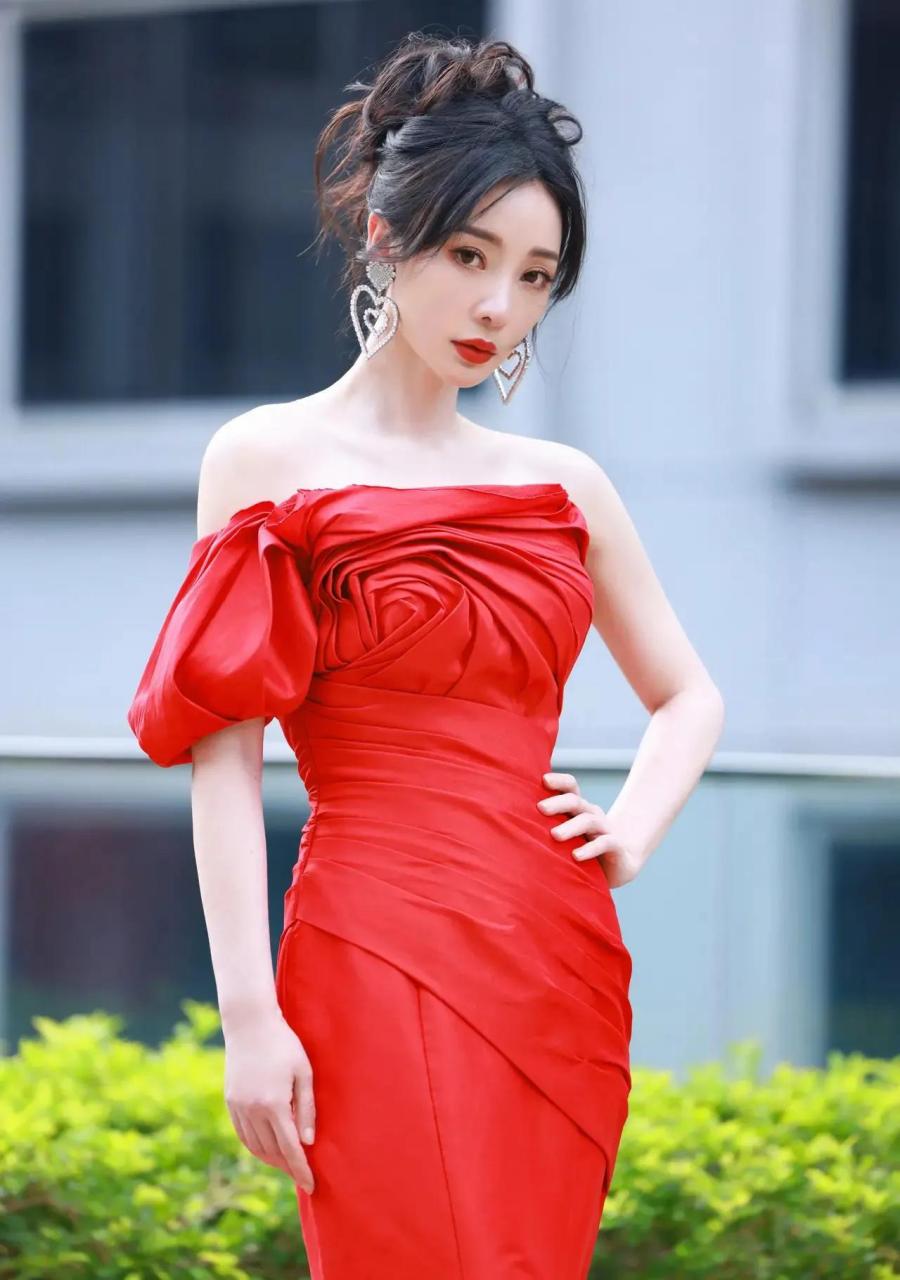 柳岩出席湾区升明月 一袭复古红色包臀晚礼服惊艳全场!