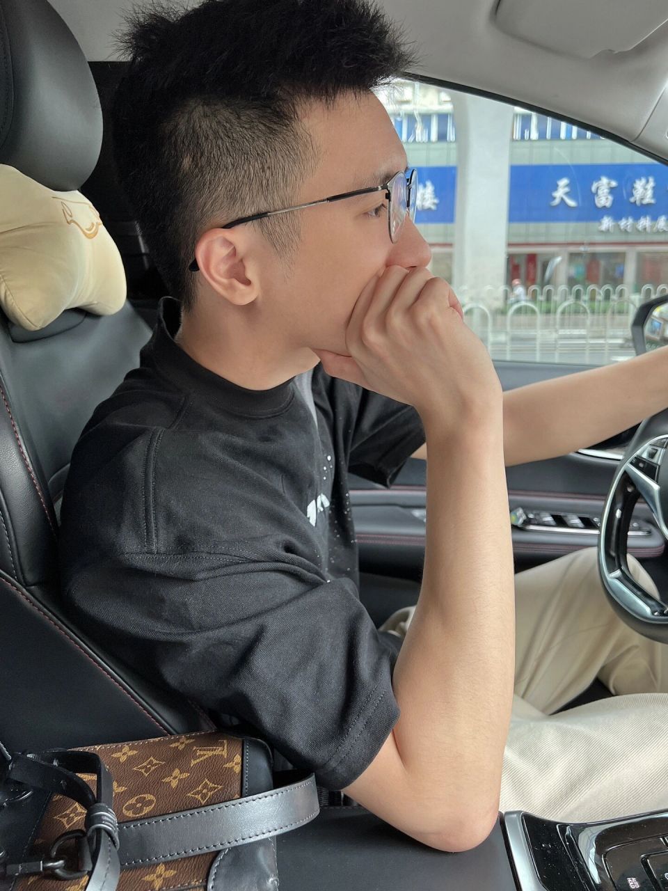 男朋友开车显得有几分魅力 我自己主观认为 开车的男生是有点魅力的