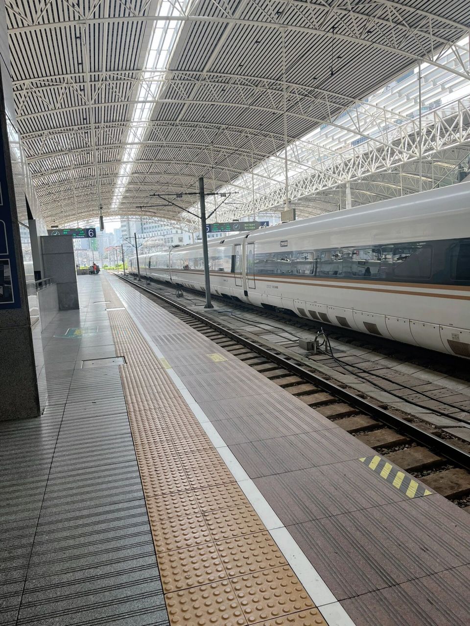 上海火车站进站台接人攻略 爸爸独自一人来上海,我给他买了车票,担心