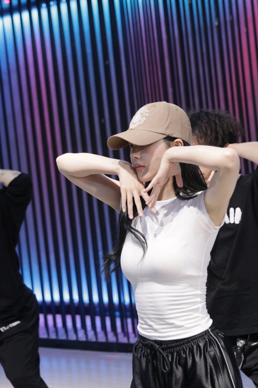 赵露思今日更新舞蹈室彩排穿搭,为即将到来的生日见面会练习,基本都是