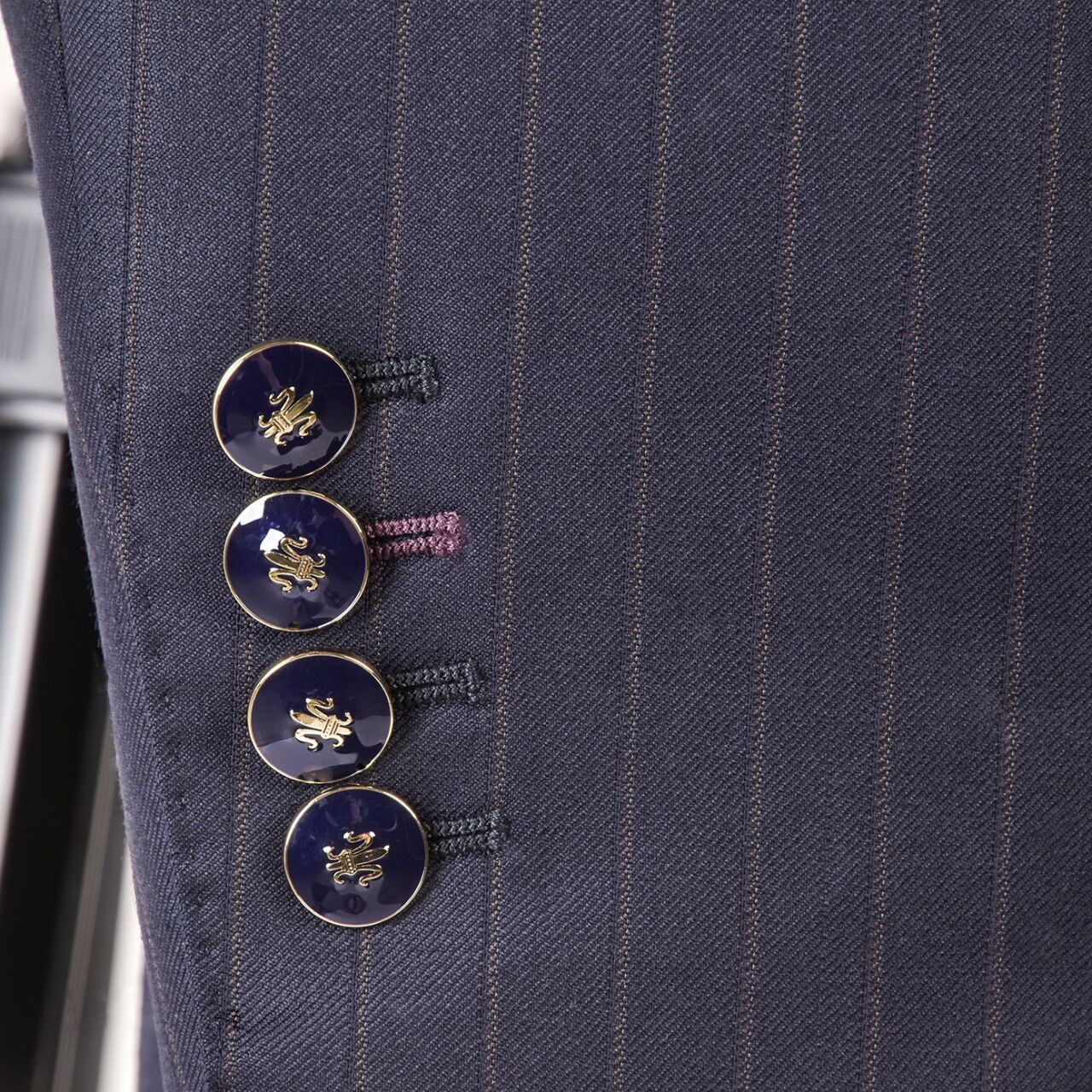 04 西服袖扣是指西服袖口上的扣子,通常有以下几种: 1.