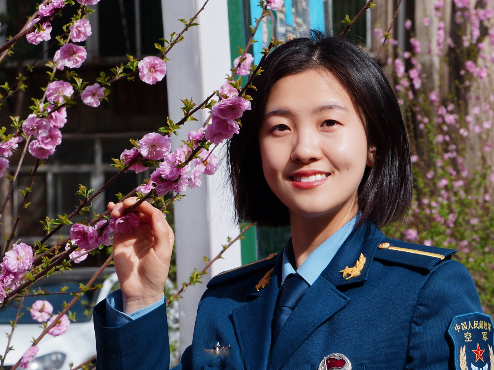 【#当军校学子遇上春日美景#,网友:爱了爱了