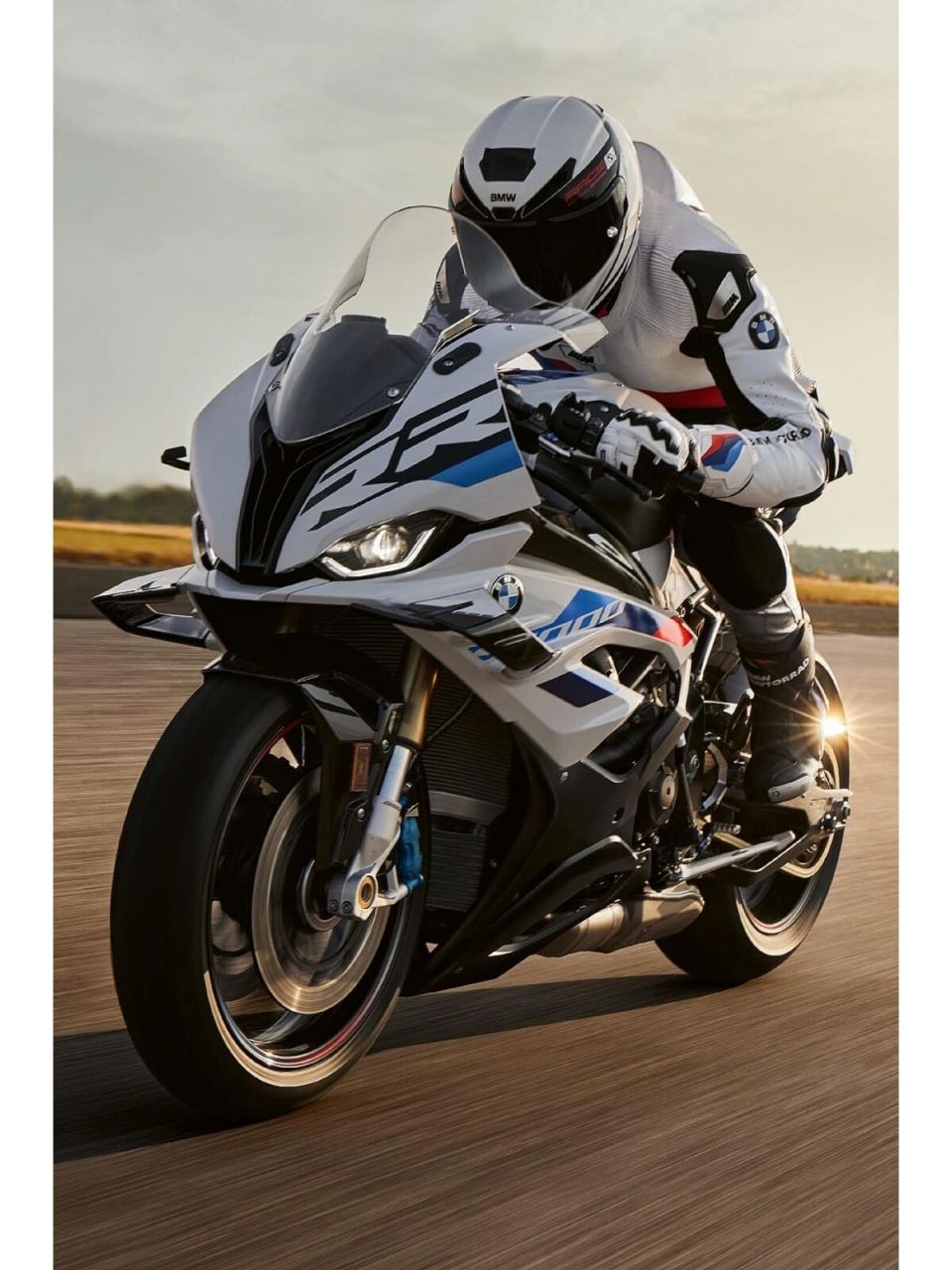 bmw 2023款 rr 近期bmw推出了新款的rr,不难发现有了"小鸟嘴"其他方面