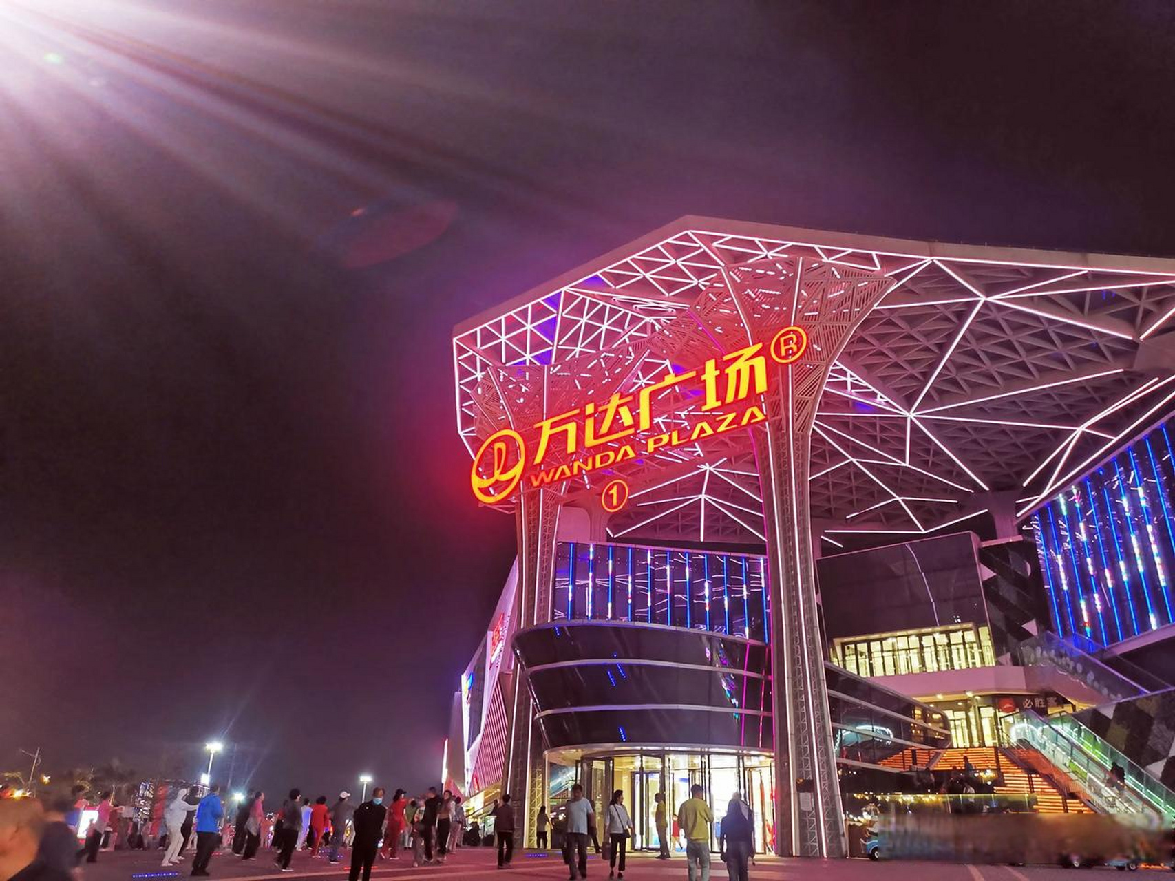 刚峰看东方 手机随便拍,东方市区最繁华夜市一景:万达广场!