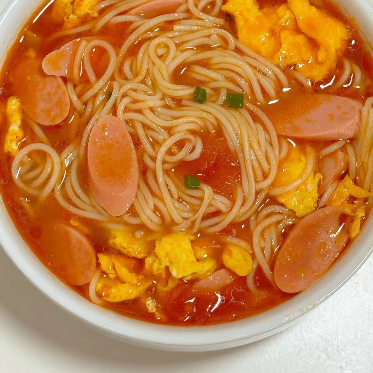 西红柿鸡蛋面图片 西红柿鸡蛋面是一道家常面食,其口感咸,酸,甜,老少