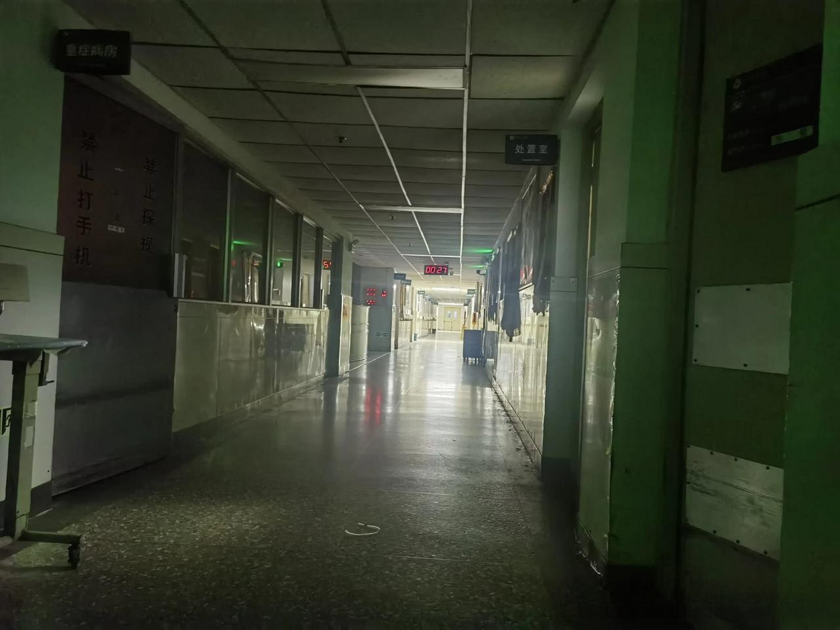 这是凌晨一点钟医院病房的走廊,母亲睡在病床,我陪护着,自己睡在临时
