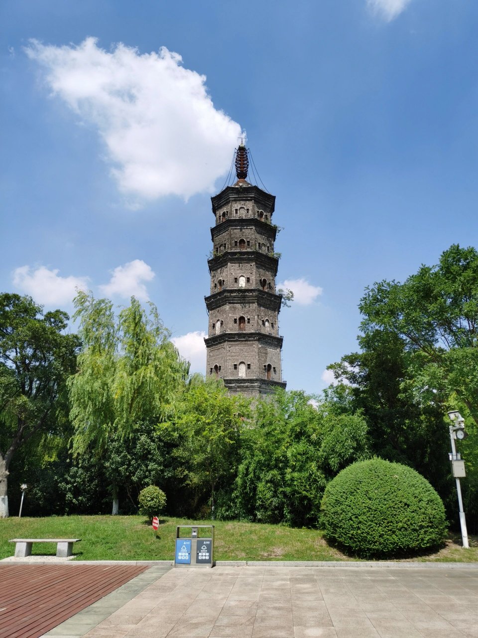 江苏 扬州 高邮 净土寺塔 明 在一个开放的小广场上,佛塔兼灯塔.