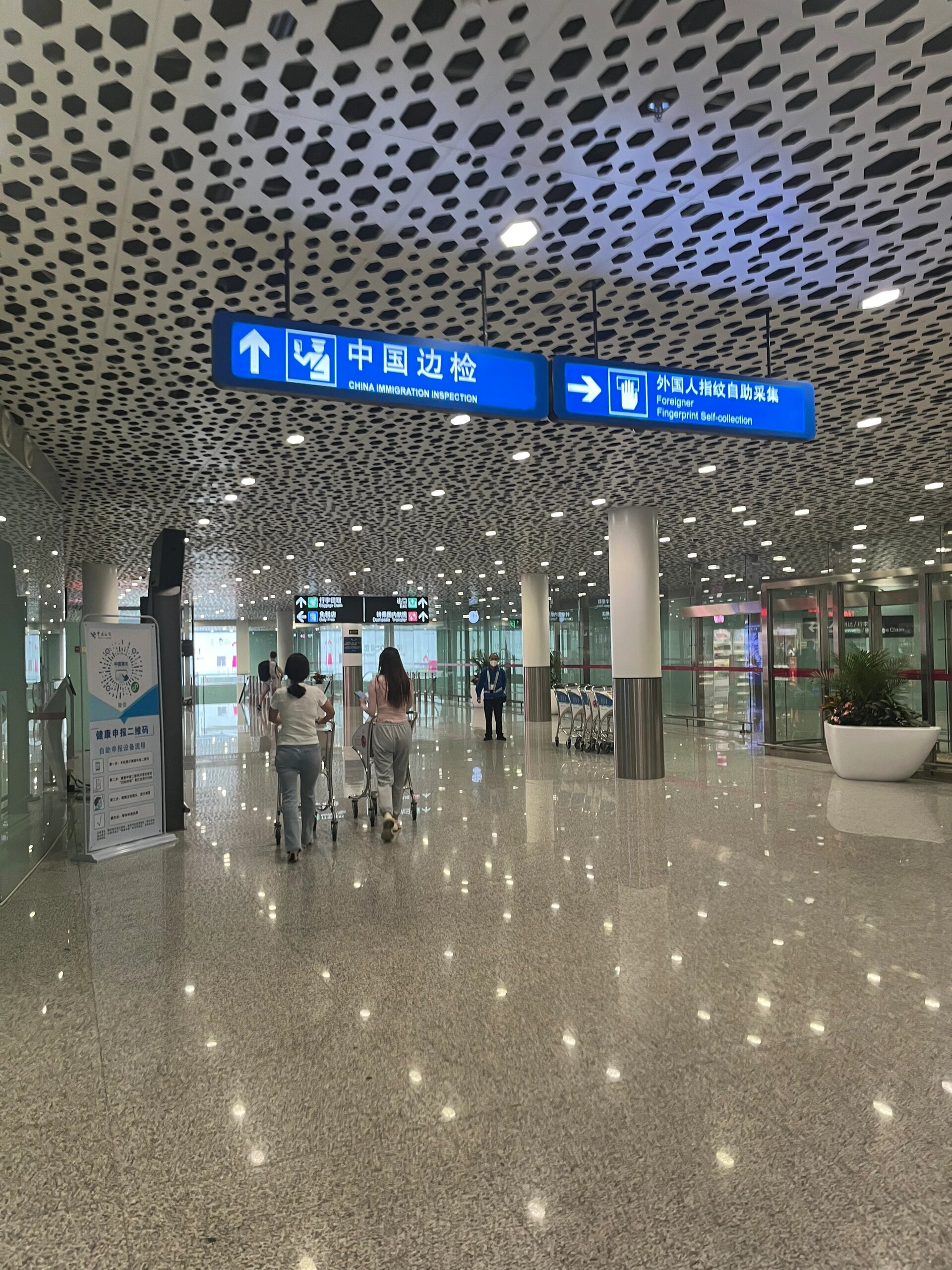 深圳机场出境航班不算多,总共直飞25个目的地45对航线,所以国际候机