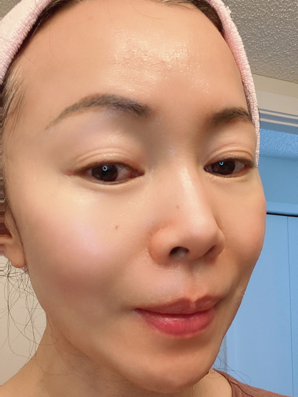 50岁阿姨素颜照来了 早上刚刚做完皮肤护理给自己来张自拍照,全素颜