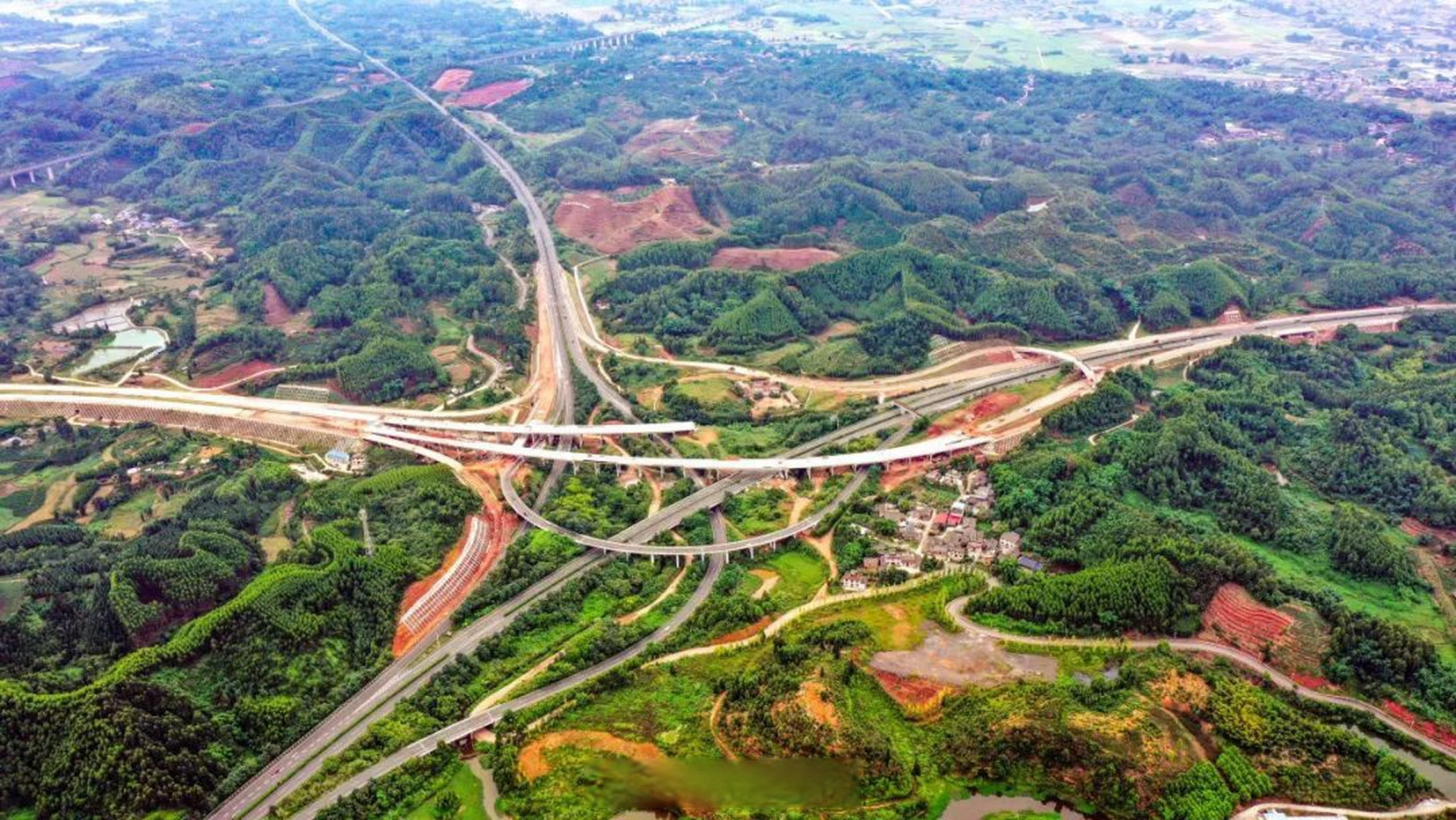 8月20日,乐西高速公路(乐山至马边段)冷山枢纽互通主体结构工程顺利