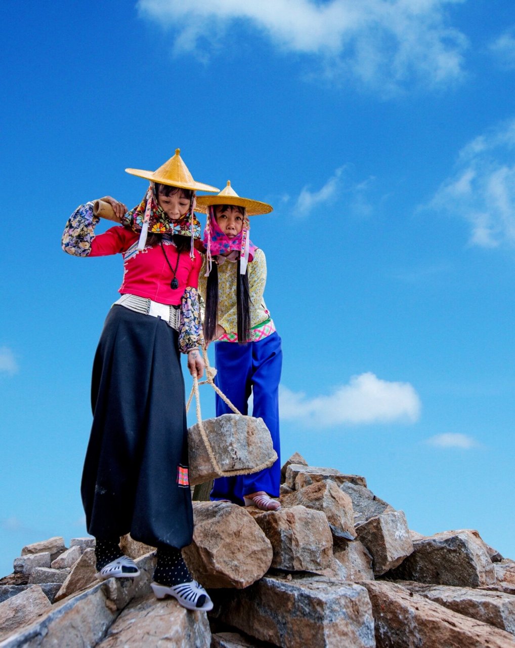 惠安女指是福建泉州惠安县惠东半岛海边的一群特殊的民间风情女怂