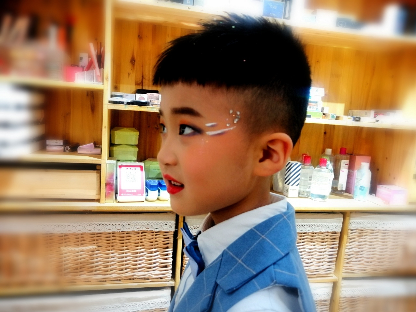 幼儿园男孩表演化妆图图片