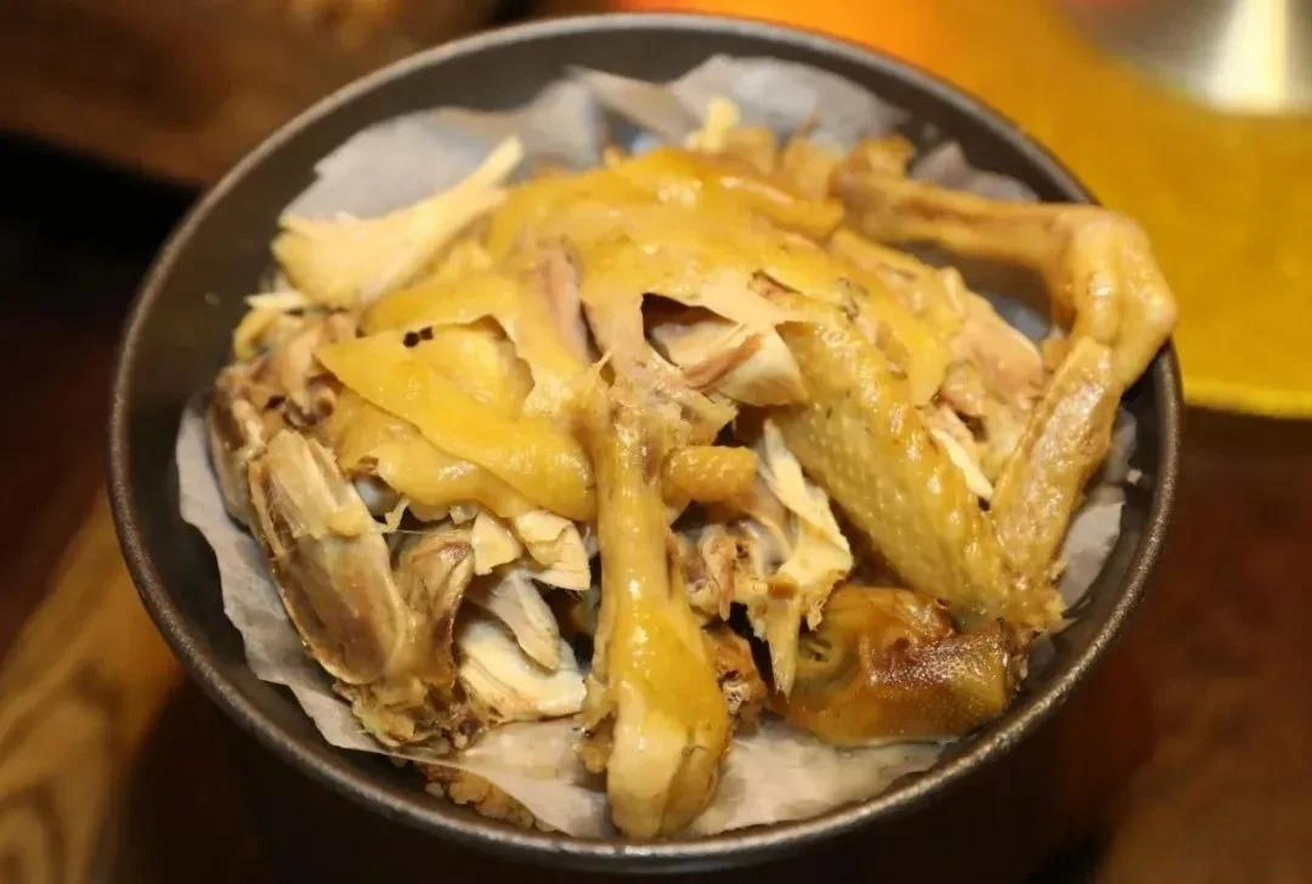 客家菜是粤菜的三大地方菜系之一,梅州客家菜突出主料,朴素大方,骄靠