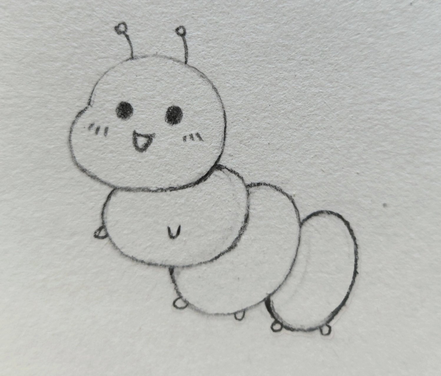 小虫子简笔画~60 先画的左图,身子的部分一直在改,画完了还是觉得奇怪