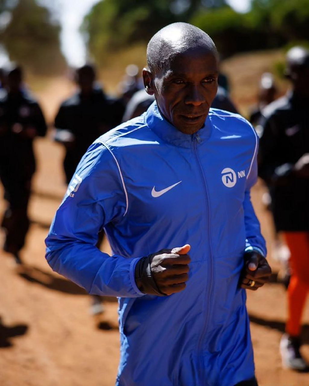 基普乔格乡间土路训练   [照相机]基普乔格_eliudkipchoge 晒出自己和