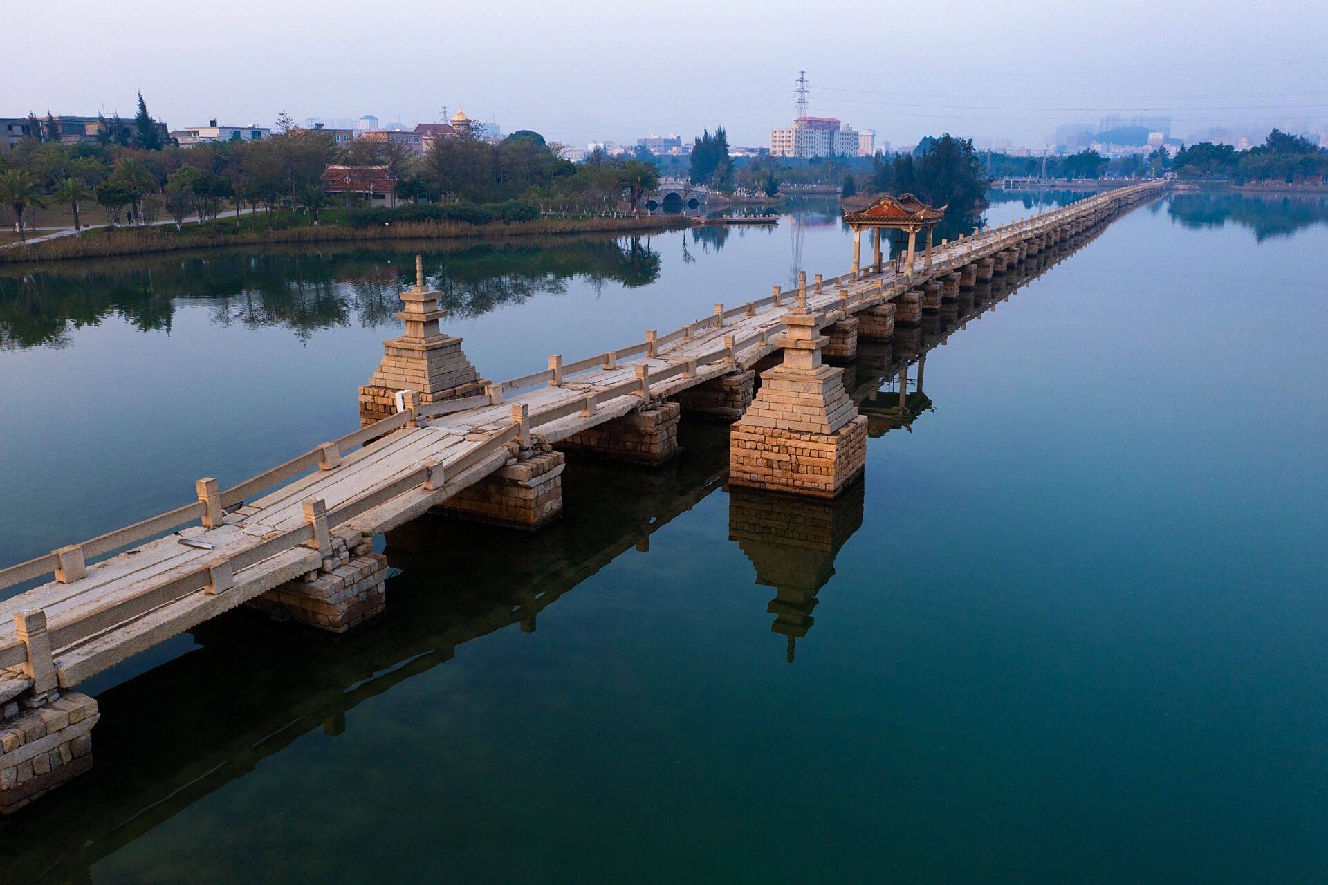 因桥长五华里俗称"五里桥",为中国现存最长的古代跨海石桥,也是第一批