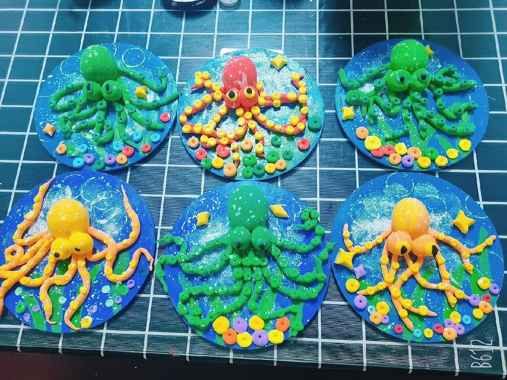 《粘土章鱼哥》手工制作 1.准备圆木板 2.刷上背景颜色(丙烯颜料) 3.