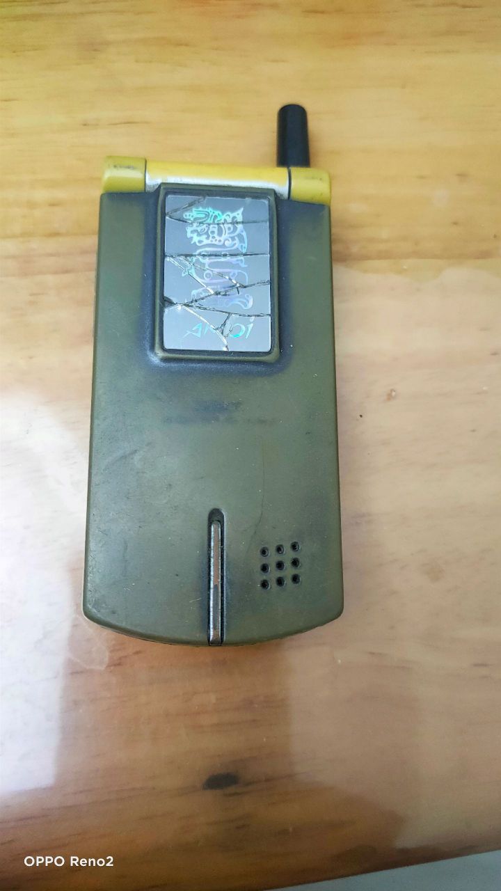人生的第一部手机 夏新潜龙a6,应该02买的吧,没记错的话 1150,一个月