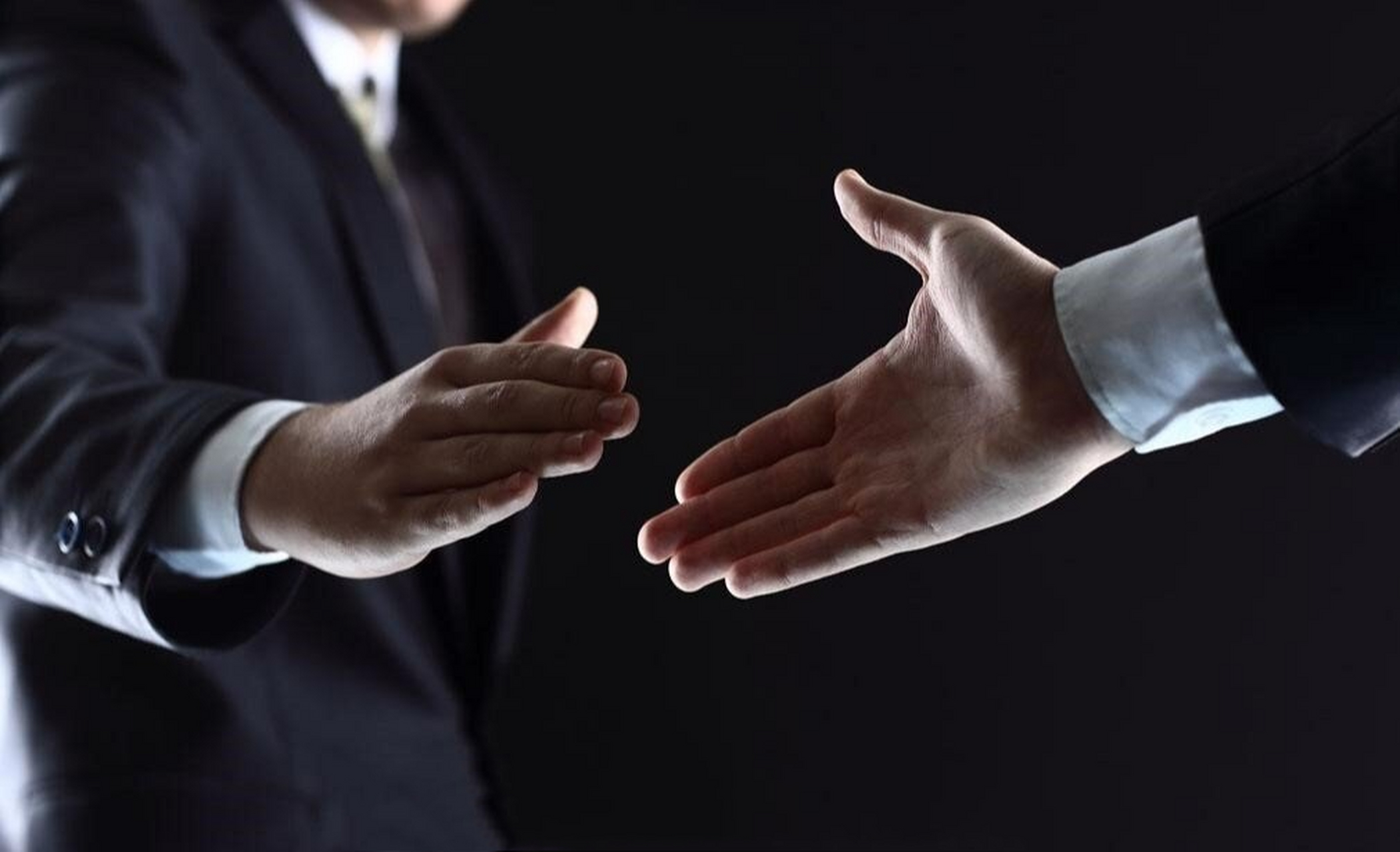 具体如下: 1.女士与男士握手时,应由女士首先伸手.