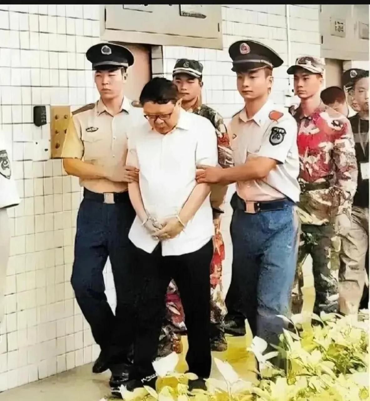 文强被执行死刑之时,他表现的尤为安静,这张照片拍摄于2010年七月,他