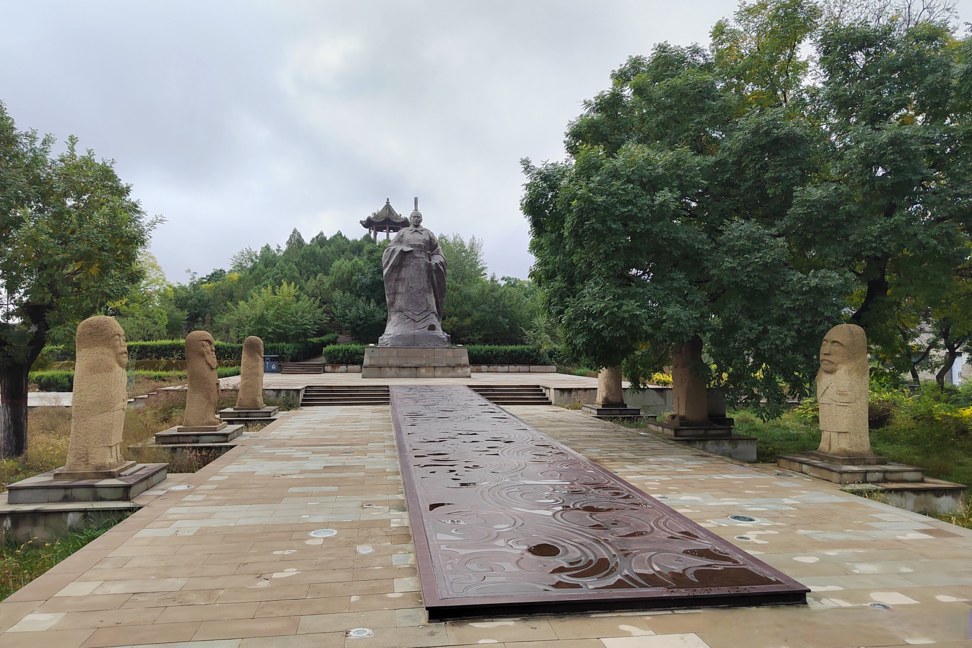 在榆林市绥德县城内疏属山顶,矗立着一座长方形的夯筑封土,气势恢宏