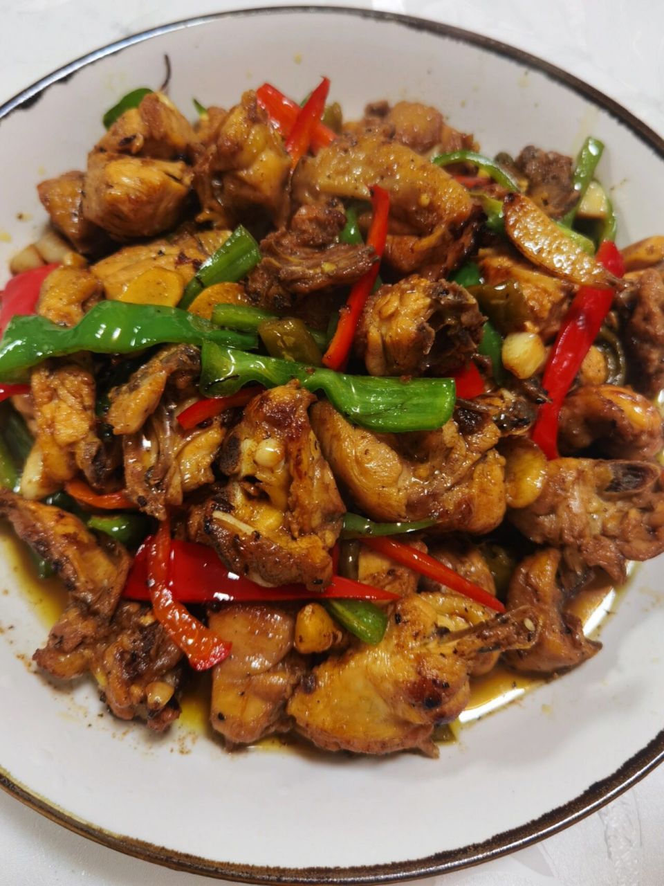 食材 鸡,青椒,红椒,酸辣子(可不放),干辣椒,姜,蒜 	 做法 1,鸡肉剁