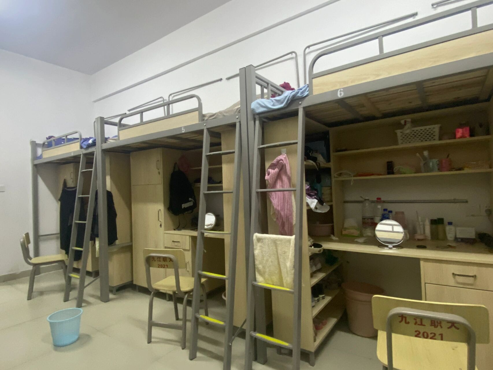 九江职业大学宿舍 看来你们都比较关心宿舍,我是六人寝上床下桌,我恨